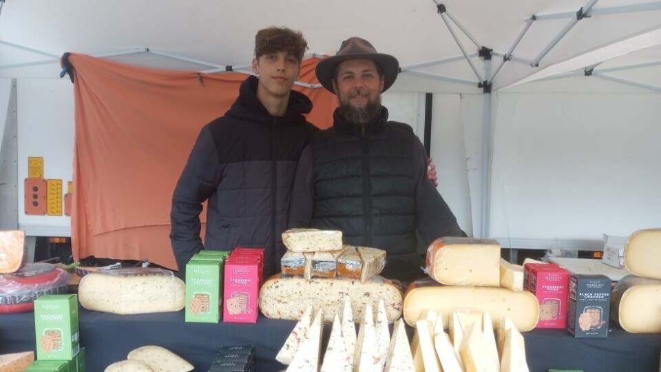 Selgere rognandaganGiordano og Pietro presenterer OsteBua. Deilige og fargerike oster selger de i dag . De er fra Italia.
