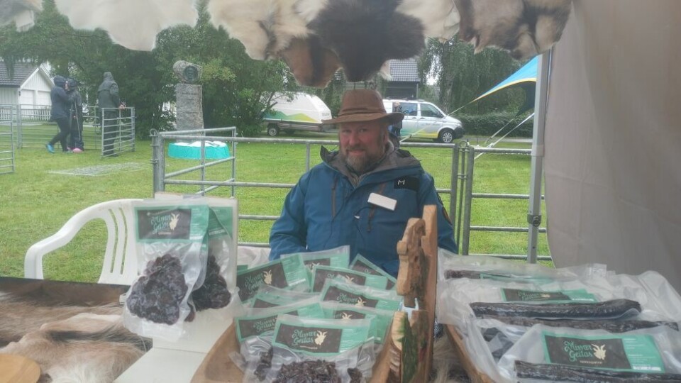 Selgere rognandaganKnut Inge Johnsen kom også fra Misvær. Han har med seg geiteprodukter, som skinn og tørket kjøtt.
