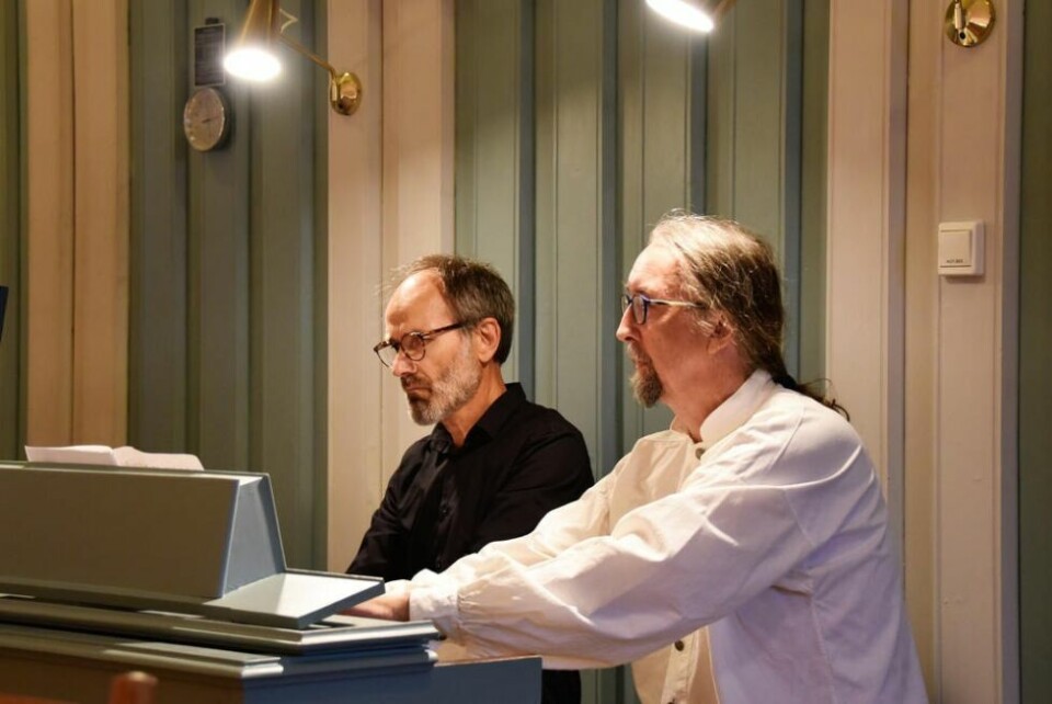 FESTPOLONAISE. Musikkprofessor Bjørn Andor Drage spiller ”Festpolonaise” av Johan Svendsen på kirkens store orgel. Notevender er Gunnar Høgseth. FESTPOLONAISE. Musikkprofessor Bjørn Andor Drage spiller ”Festpolonaise” av Johan Svendsen på kirkens store orgel. Notevender er Gunnar Høgseth.