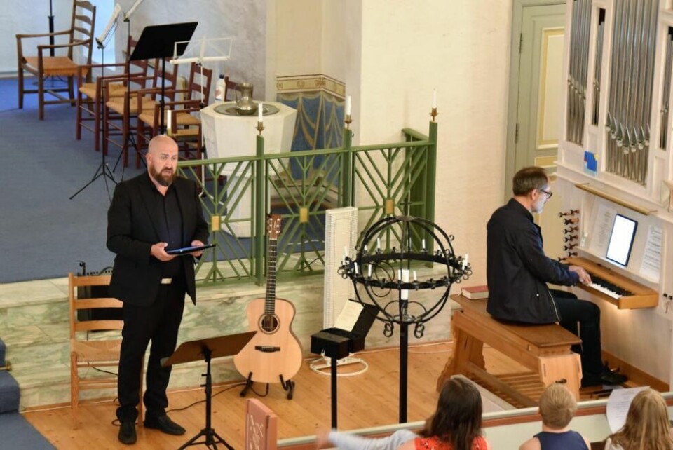 STRÅLENDE. ”Da Olav konge bøyde hodet” med tekst av Jens Gleditsch og melodi av Edvard Grieg. Det var et strålende sangnummer fremført av Kristian Krokslett vokal og Bjørn Andor Drage på orgel. STRÅLENDE. ”Da Olav konge bøyde hodet” med tekst av Jens Gleditsch og melodi av Edvard Grieg. Det var et strålende sangnummer fremført av Kristian Krokslett vokal og Bjørn Andor Drage på orgel.