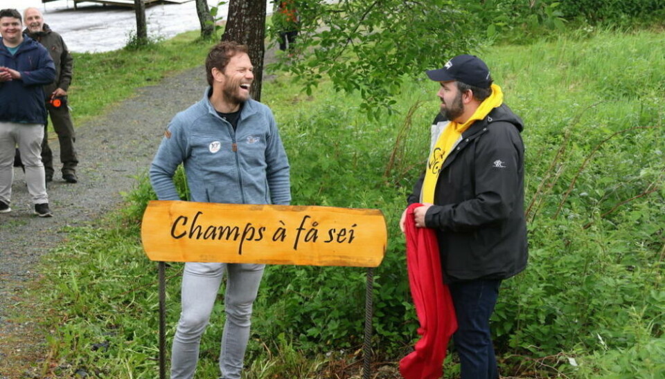 AVDUKET VEISKILT. Ordspillet koblet mot målgang i Tour de France, falt visst i god jord hos verdensmester Thor Hushovd. Her sammen med ordfører Kolbjørn Mathisen. AVDUKET VEISKILT. Ordspillet koblet mot målgang i Tour de France, falt visst i god jord hos verdensmester Thor Hushovd. Her sammen med ordfører Kolbjørn Mathisen. Foto: Bjørnar A. Pettersen/Sørfold kommune