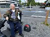 SKREMMENDE OPPLEVELSE. Edvin Olsen kom kjørende over gangfeltet, og så ikke at det var sperret av med kjetting mellom stolpene på parkeringsplassen. - Jeg ble sittende fast i stolen med kjettingen rundt halsen. Jeg fikk ikke puste, og trodde min siste time var kommet, sier Olsen. Foto: Helge Simonsen