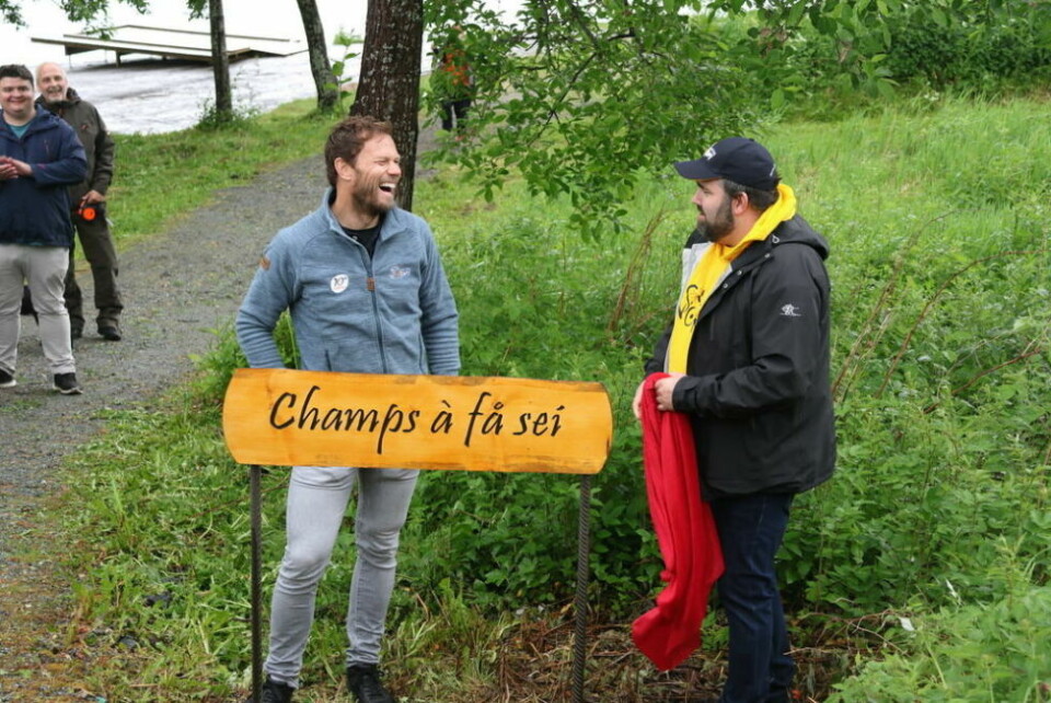 AVDUKET VEISKILT. Ordspillet koblet mot målgang i Tour de France, falt visst i god jord hos verdensmester Thor Hushovd. Her sammen med ordfører Kolbjørn Mathisen. AVDUKET VEISKILT. Ordspillet koblet mot målgang i Tour de France, falt visst i god jord hos verdensmester Thor Hushovd. Her sammen med ordfører Kolbjørn Mathisen. Foto: Bjørnar A. Pettersen/Sørfold kommune