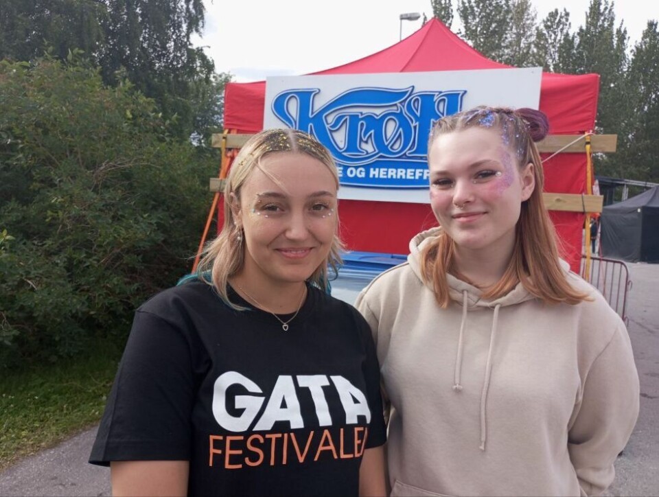 De frivilligeTOSPANN.Emma Randine Hansen og Kristina Andrea Hjellvik er venner. De jobber på Gata 24 forste gang. Emma selger gatapizza og Kristina pynter håret i frisørteltet til Krølle. Jentene håper på god stemning og god musikk på festivalen.