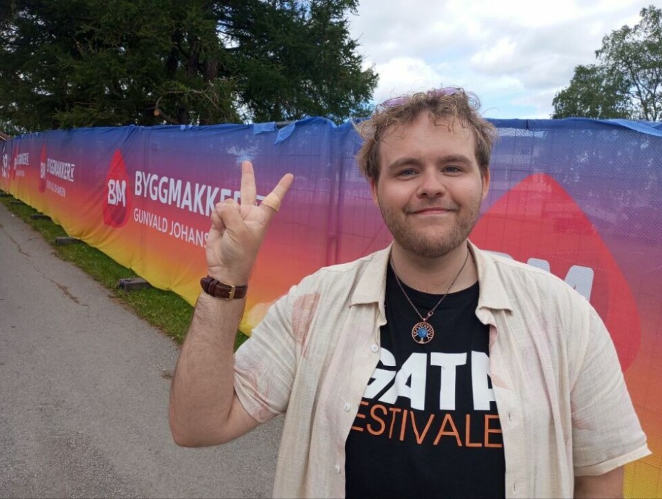 De frivilligeTRIVES. Andreas Vestvann Johnsen synes at det er fint å hjelpe folk. Han har vært frivillig fra 2018. I dag hjelper han til med å sjekke billetter ved inngangen.