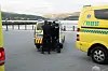 SIKTET. Mannen som er siktet for stikkingen sitter høyst sannsynlig foran disse polititjenestefolkene, og bilen mannen satt i kjørte mot Bodø med blålys rundt 22.45. Mannen er avhørt en gang, sier politiet tirsdag morgen. Foto: Tarjei Abelsen