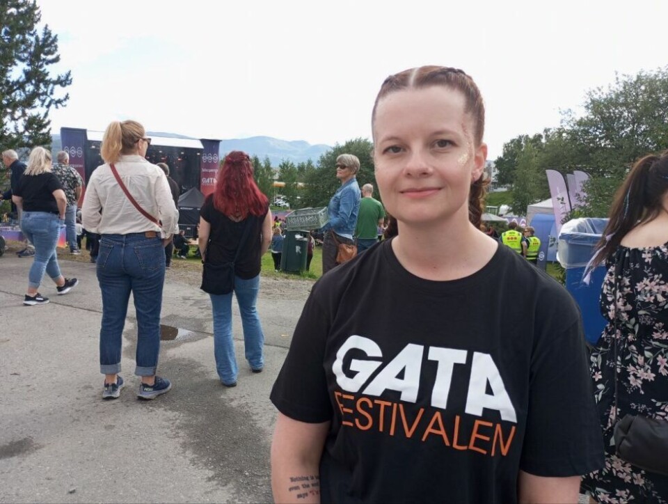 De frivilligeBLE MED. Therese Widarsdatter er frivillig i baren på det andre året. Hun liker å se som folk nyter hverandres selskap og god musikk.