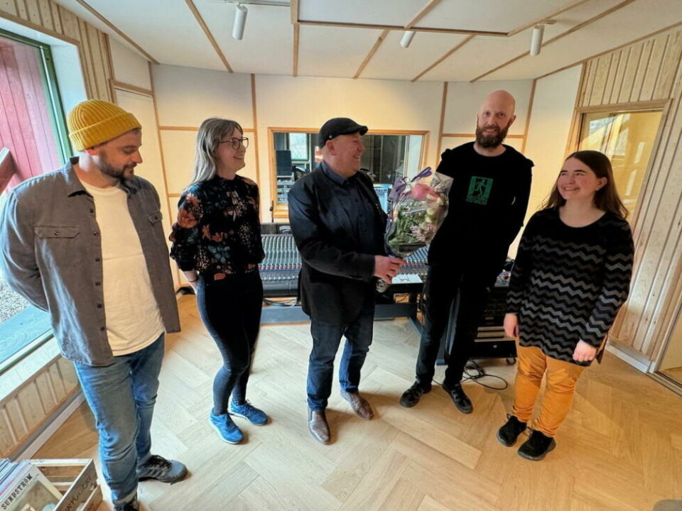NOE NYTT. Det nye lydstudioet i Beiarn kommer til å bli et attraktivt sted å spille inn musikk, er denne gjengen helt sikre på. Fra venstre: Chris Winfield, Elin Johannessen, ordfører Andre Kristoffersen, alle fra Beiarn kommune, og Hallstein Sandvin og Sunniva Wormsen i Strand lydstudio. NOE NYTT. Det nye lydstudioet i Beiarn kommer til å bli et attraktivt sted å spille inn musikk, er denne gjengen helt sikre på. Fra venstre: Chris Winfield, Elin Johannessen, ordfører Andre Kristoffersen, alle fra Beiarn kommune, og Hallstein Sandvin og Sunniva Wormsen i Strand lydstudio. Foto: Helge Simonsen