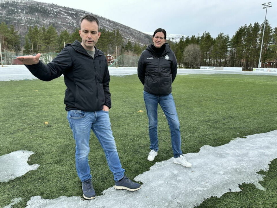 HINDRER FLUKT. - I regnestykket er det i tillegg til 500.000 kroner fra samfunnsløftet som klubben har fått tildelt, også 300.000 kroner kommunen får til bekjempelse av granulatlekkasje, forteller prosjektingeniør i Saltdal kommune, Tore Mentzoni Eilertsen og daglig leder i FKSK, Jeanette Steen Kristensen. HINDRER FLUKT. - I regnestykket er det i tillegg til 500.000 kroner fra samfunnsløftet som klubben har fått tildelt, også 300.000 kroner kommunen får til bekjempelse av granulatlekkasje, forteller prosjektingeniør i Saltdal kommune, Tore Mentzoni Eilertsen og daglig leder i FKSK, Jeanette Steen Kristensen. Foto: Erica Restoften