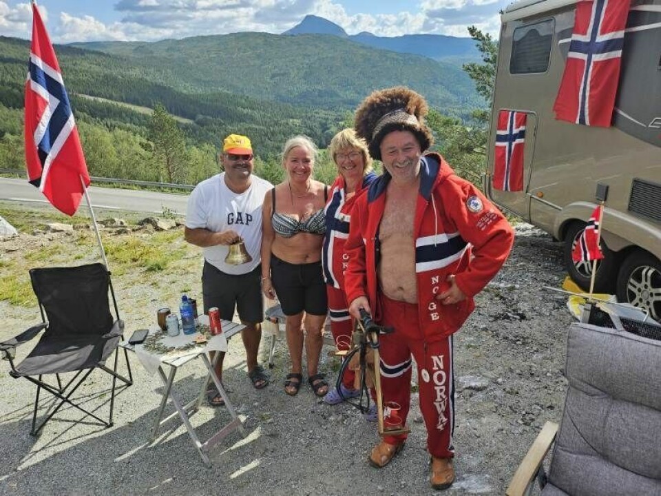 Arctic Race dag toI BEIARN. Denne gjengen sto klare i lia opp mot Beiarfjellet, og skal kjøre til Sulitjelma for målgang i morgendagens etappe. Fra venstre Terje og Katrin Kristoffersen, Unni og Bjørn Knoph