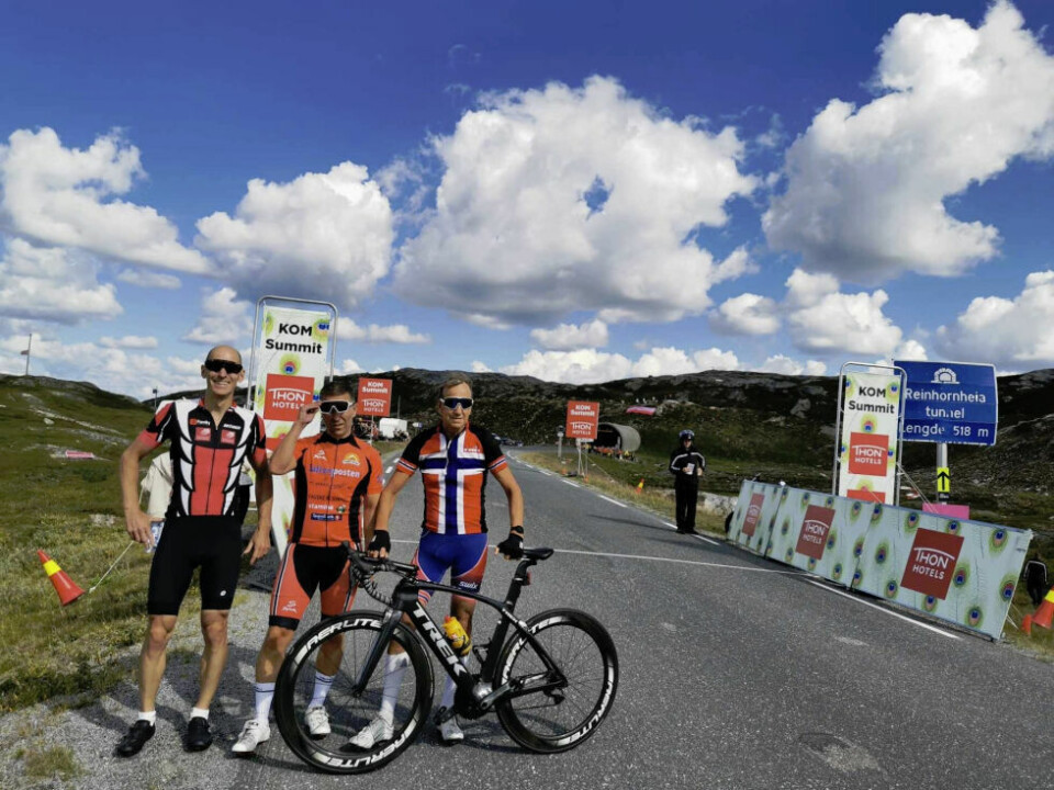 Arctic Race dag toPÅ TOPPEN. Jan Erik Hansen, Steffen Aarøe og Bjørn Steinar Karlsen hadde tatt turen på sykkel opp til toppen av Beiarfjellet før feltet passerte. Karlsen gikk for øvrig helt til topps i klassen for menn over 70 år i Arctic Race Challenge søndag.