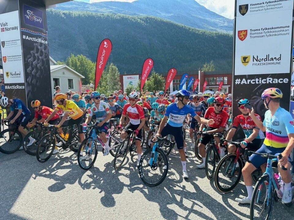 Arctic Race dag toKLARE. Startfeltet før start ut fra Moldjord.