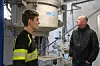 SATSER STORT. På sikt kan det, dersom Arctic Sappfire lykkes, bli tusen produksjonsovner og mer enn 300 ansatte på fabrikken i Sulis. Her er det Tom Vidar Karlsen i Fauna som tar produksjonsutstyret nærmere i øyesyn. Foto: Ida Bjørkquist / Fauske kommune