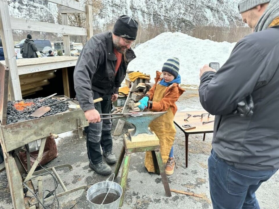 TIDLIG KRØKES. - Ja jeg kunne tenke meg å bli smed, bekrefter Sverre Leirmo Kristiansen (6), mens han dundrer løs på en hestesko som skal bli til noe fint. Han får kyndig veiledning av Jan Svodoba, mens pappa Ørjan passer på å forevige seansen. TIDLIG KRØKES. - Ja jeg kunne tenke meg å bli smed, bekrefter Sverre Leirmo Kristiansen (6), mens han dundrer løs på en hestesko som skal bli til noe fint. Han får kyndig veiledning av Jan Svodoba, mens pappa Ørjan passer på å forevige seansen. Foto: Erica Restoften