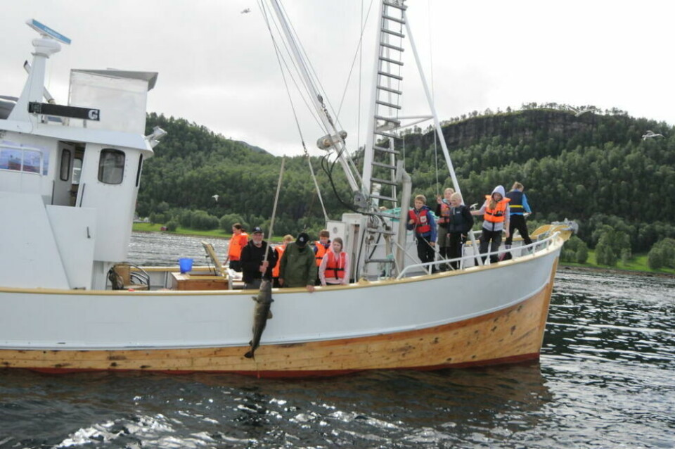 SKOLEDAG PÅ HAVET. Veteranbåtlaget samarbeider med Salten friluftsråd om prosjektet 'Læring i sjøluft'. Her er veteranbåten 'Bolga' med skoleelever ombord for en del år siden. SKOLEDAG PÅ HAVET. Veteranbåtlaget samarbeider med Salten friluftsråd om prosjektet 'Læring i sjøluft'. Her er veteranbåten 'Bolga' med skoleelever ombord for en del år siden. Foto: Helge Simonsen