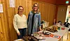 Nina Storstein (t.v.) og Beate Lill Pedersen var blant foreldrene som hjalp til på lørdagskafeen i rådhussalen 27. januar. Nå blir det ny kafé 17. februar. Foto: Eva S. Winther