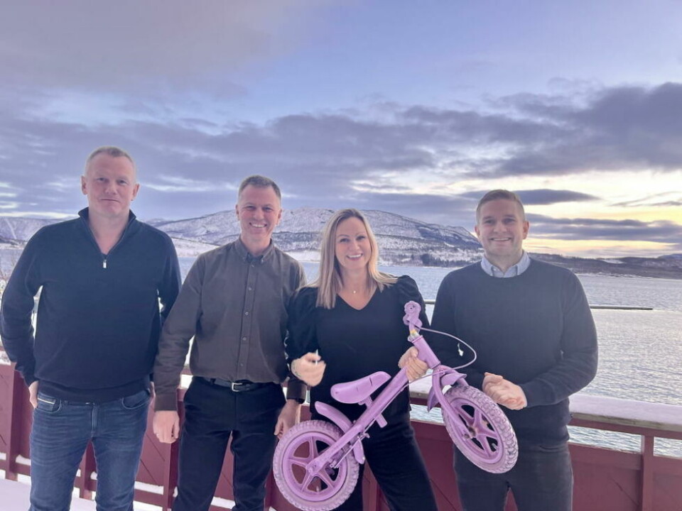 ØNSKER INNSPILL. Den lokale Arctic Race-komiteen i Fauske er godt igang med forberedelsene til sykkelfesten i august. Gjennom flere møter skal befolkningen få informasjon og kunne komme med innspill. Fra venstre Tom Vidar Karlsen og Kristian Amundsen i Fauna, Hilde Dypaune fra samarbeidspartner Polar Kraft, og Petter Paulsen fra Fauna. ØNSKER INNSPILL. Den lokale Arctic Race-komiteen i Fauske er godt igang med forberedelsene til sykkelfesten i august. Gjennom flere møter skal befolkningen få informasjon og kunne komme med innspill. Fra venstre Tom Vidar Karlsen og Kristian Amundsen i Fauna, Hilde Dypaune fra samarbeidspartner Polar Kraft, og Petter Paulsen fra Fauna. Foto: Ida Bjørkquist / Fauske kommune