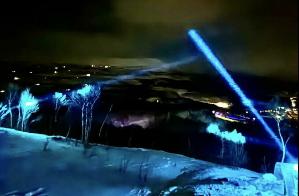 KRAFTIG. Lysene fra Fjellandsbyen ble sett av mange hyttefolk langt opp i fjellet i helgen. KRAFTIG. Lysene fra Fjellandsbyen ble sett av mange hyttefolk langt opp i fjellet i helgen. Foto: Sulitjelma Fjellandsby