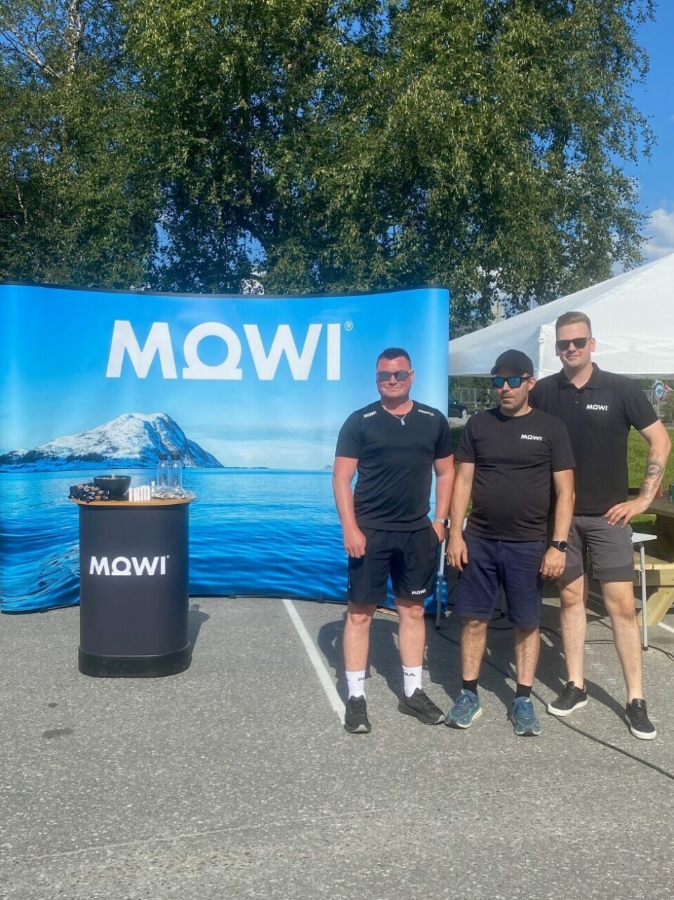 Arctic Race dag toGRATIS. Mowi matfisk, avd.Kines og avd.Kalvik hadde stand med gratis drikke og effekter. Disse sponset også gratis laksemåltid til alle fremmøtte.