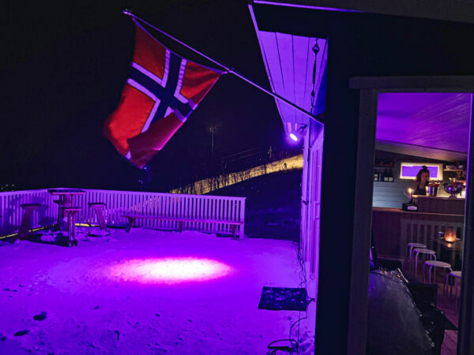 ÅPNET. Med rosa lys ble Coop-stua tatt i bruk for første gang denne vintersesongen og der ble stemningen raskt god. ÅPNET. Med rosa lys ble Coop-stua tatt i bruk for første gang denne vintersesongen og der ble stemningen raskt god. Foto: Espen Johansen