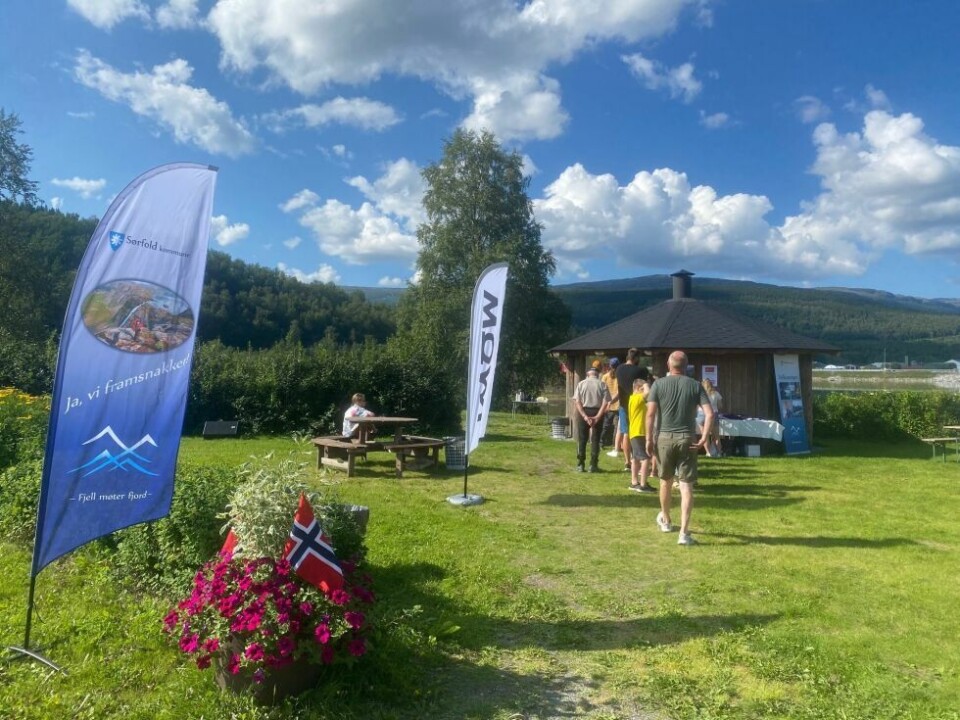 Arctic Race dag toMAT. I lakseparken ble det servert gratis laks med tilbehør. Sponset av Mowi og Styrkesnes grendeutvalg hjalp til med serveringen
