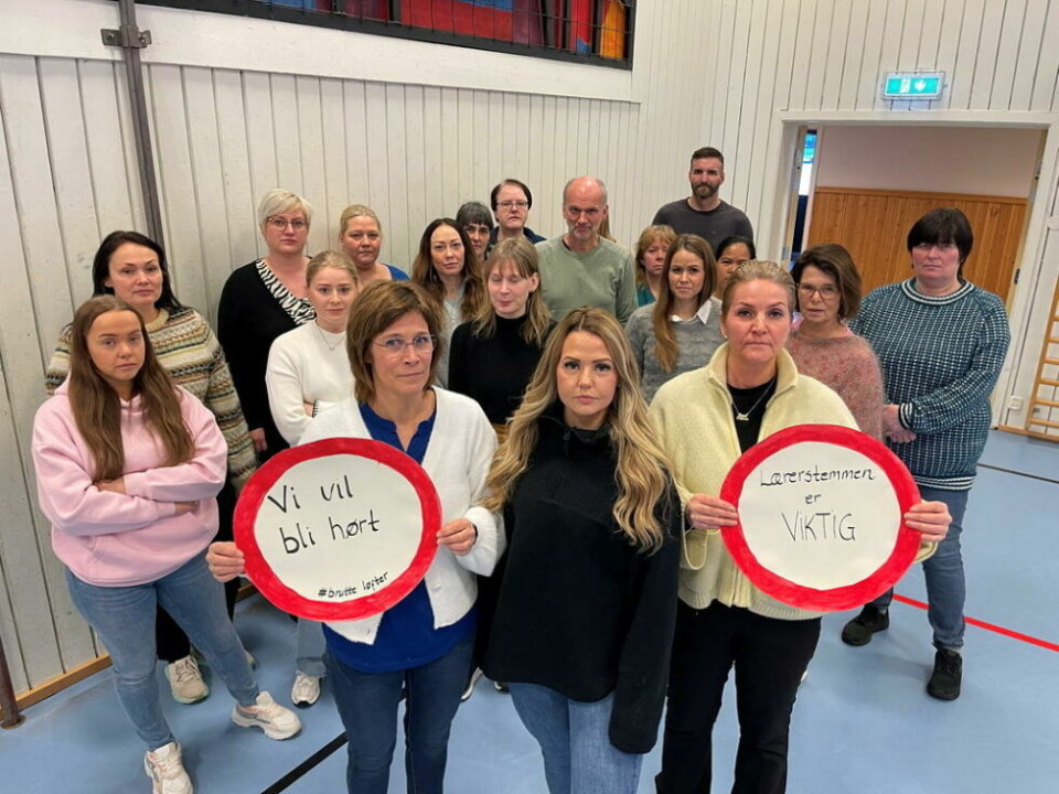 IKKE HØRT. - Utfallet vi ønsket oss var at saken ble utsatt, slik at vi kunne fått uttalt oss om endringene i modellen og hvilke konsekvenser det får for vår del, forteller tillitsvalgt på Rognan ungdomsskole, Evelinn Tveit (i midten fremst). Her sammen med et utvalg av lærerne på skolen IKKE HØRT. - Utfallet vi ønsket oss var at saken ble utsatt, slik at vi kunne fått uttalt oss om endringene i modellen og hvilke konsekvenser det får for vår del, forteller tillitsvalgt på Rognan ungdomsskole, Evelinn Tveit (i midten fremst). Her sammen med et utvalg av lærerne på skolen Foto: Helge Simonsen