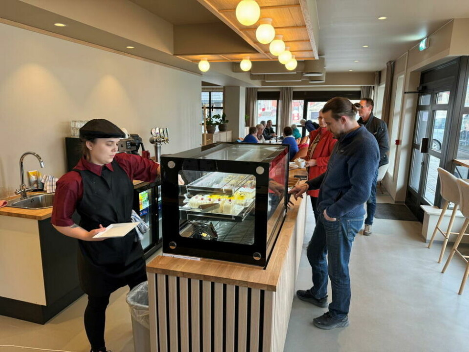 MYE FOLK. Selv om det ikke har vært noen form for annonsering av at bistroen er åpnet, var det mange som hadde fått med seg at de var kommet i gang. Anette Kvalsvik serverer Hans-Marius Steinbakk i det nyoppussede lokalet. MYE FOLK. Selv om det ikke har vært noen form for annonsering av at bistroen er åpnet, var det mange som hadde fått med seg at de var kommet i gang. Anette Kvalsvik serverer Hans-Marius Steinbakk i det nyoppussede lokalet. Foto: Helge Simonsen