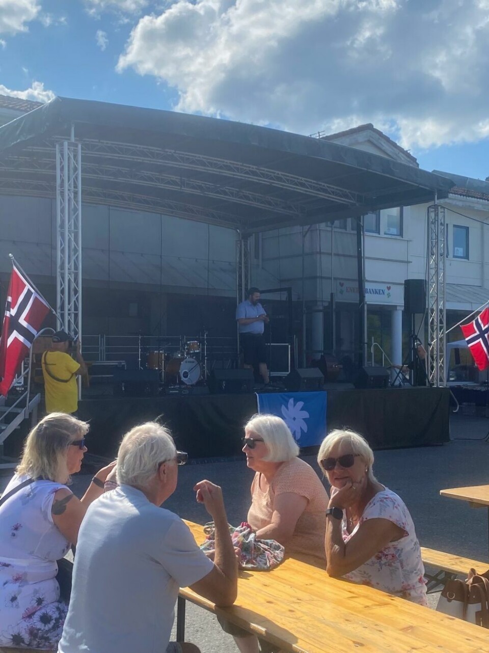 Arctic Race dag toPÅ SCENEN. Ordfører Kolbjørn Mathisen ønsker velkommen