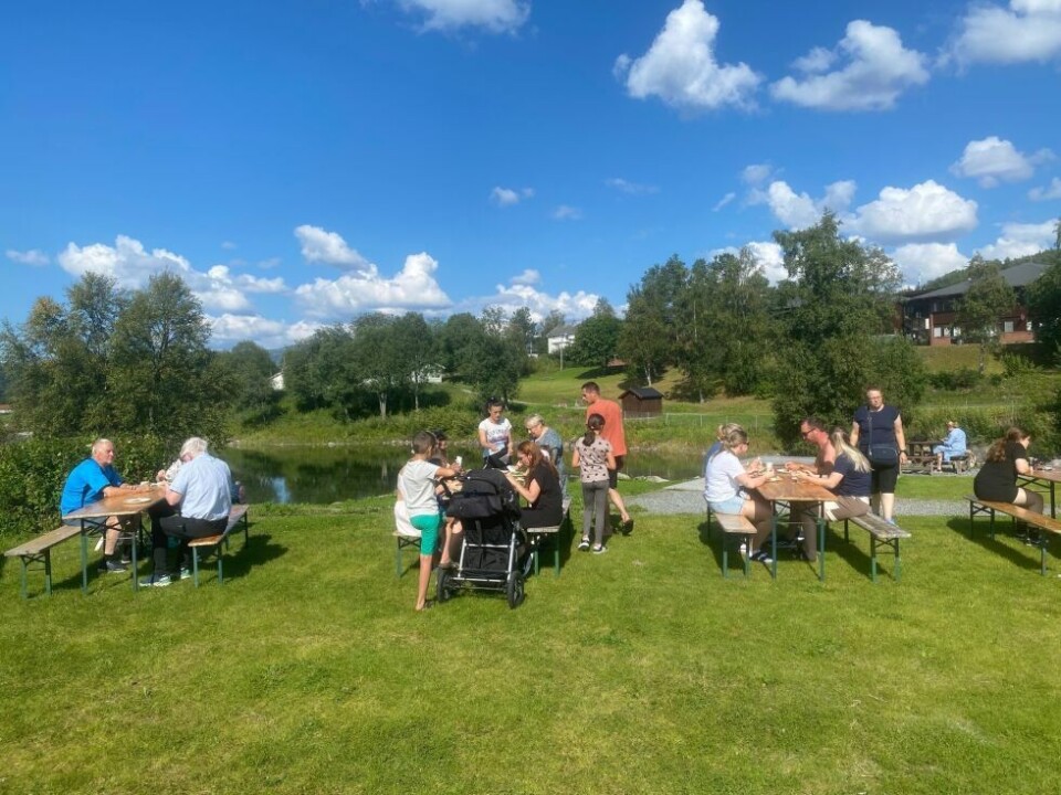 Arctic Race dag toVAKKERT. Bord og benker i Lakseparken