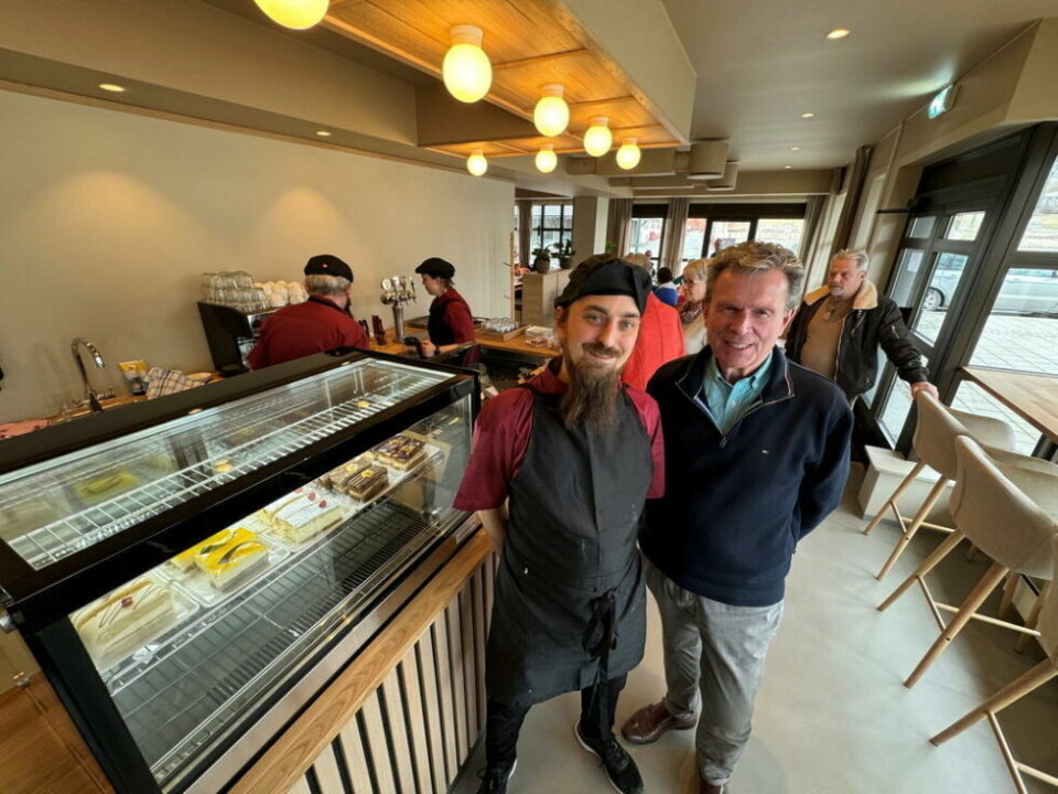 ENDELIG I GANG. Daglig leder og kjøkkensjef Anders Danielsen (t.v.) og eier og initiativtaker Michael Sørøy er veldig glade for at Torget Bistro endelig har blitt en realitet. ENDELIG I GANG. Daglig leder og kjøkkensjef Anders Danielsen (t.v.) og eier og initiativtaker Michael Sørøy er veldig glade for at Torget Bistro endelig har blitt en realitet. Foto: Helge Simonsen