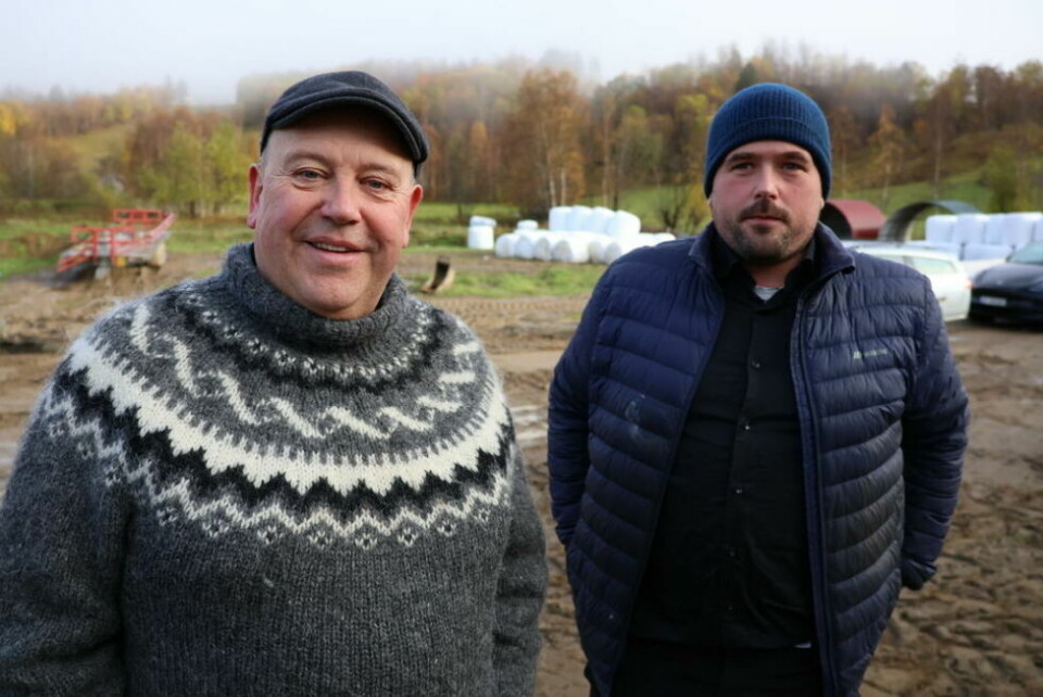 VALGLØFTE. - Vi gikk til valg på at skolen skal ligge på Storjord. Nå utreder vi siste alternative tomt i det området, forteller ordfører André Kristoffersen. Her avbildet sammen med varaordfører fra samarbeidspartiet BBL, Espen Karlsen. VALGLØFTE. - Vi gikk til valg på at skolen skal ligge på Storjord. Nå utreder vi siste alternative tomt i det området, forteller ordfører André Kristoffersen. Her avbildet sammen med varaordfører fra samarbeidspartiet BBL, Espen Karlsen. Foto: Erica Restoften
