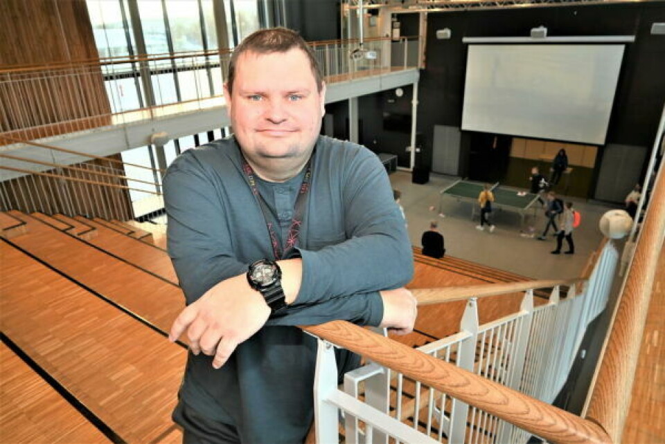 POSITIV. Rektor Svend Håvard Bakken ved Vestmyra skole jubler over det nye prosjektet i Fauske-skolene. - Jeg ser bare fordeler her og skjønner ikke at det kan gå galt. Masse ros til politikerne som har vedtatt dette som jeg tror bare vil styrke oss, sier han. POSITIV. Rektor Svend Håvard Bakken ved Vestmyra skole jubler over det nye prosjektet i Fauske-skolene. - Jeg ser bare fordeler her og skjønner ikke at det kan gå galt. Masse ros til politikerne som har vedtatt dette som jeg tror bare vil styrke oss, sier han. Foto: Kenneth Strømsvåg