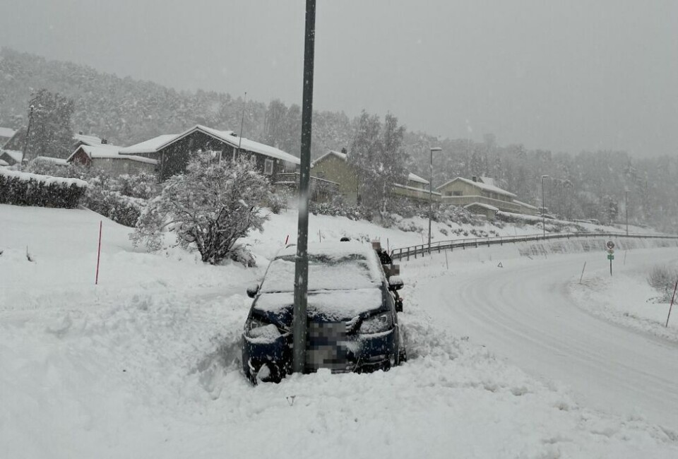 KJØRTE AV VEIEN. To personer er fraktet til legevakt etter en ulykke på Fauske. KJØRTE AV VEIEN. To personer er fraktet til legevakt etter en ulykke på Fauske. Foto: Politiet i Nordland
