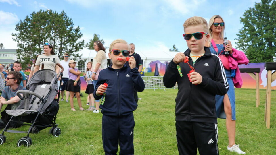 Se torsdagens gatabilder herSÅPEBOBLER. Wilmer og Emrik Willumstad Rolandsen på 5 og 8 år poserte villig med nye såpebobler.