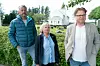 TV2 sender en dokumentarserie om drapet på Tina Jørgensen. Her er journalist Hans Petter Aass (t.v.) og forfatter og tidligere politietterforsker Jørn Lier Horst sammen med Tina Jørgensens mor, Torunn Austdal Rasmussen, fotografert ved Bore kirke - hvor Tina Jørgensen ble funnet død. Foto: Håvard Solem