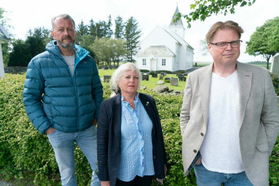 TV2 sender en dokumentarserie om drapet på Tina Jørgensen. Her er journalist Hans Petter Aass (t.v.) og forfatter og tidligere politietterforsker Jørn Lier Horst sammen med Tina Jørgensens mor, Torunn Austdal Rasmussen, fotografert ved Bore kirke - hvor Tina Jørgensen ble funnet død. TV2 sender en dokumentarserie om drapet på Tina Jørgensen. Her er journalist Hans Petter Aass (t.v.) og forfatter og tidligere politietterforsker Jørn Lier Horst sammen med Tina Jørgensens mor, Torunn Austdal Rasmussen, fotografert ved Bore kirke - hvor Tina Jørgensen ble funnet død. Foto: Håvard Solem