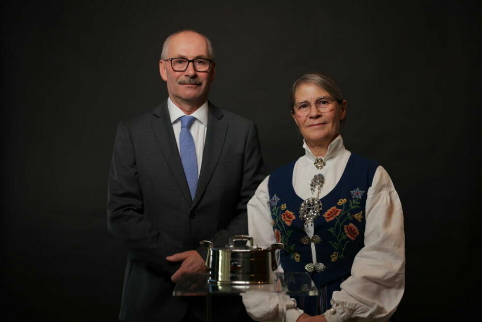 HEDRET. Bjørn Vilhelmsen og Anne Maren Wasmuth fikk denne uka Sølvtina, et bevis på at de har levert elitemelk i 15 sammenhengende år. - Kjempestas å få en sånn utmerkelse,s ier Anne Maren og Bjørn som snart er klar til å la neste generasjon ta over melkeproduksjonen på Selfors i Beiarn. HEDRET. Bjørn Vilhelmsen og Anne Maren Wasmuth fikk denne uka Sølvtina, et bevis på at de har levert elitemelk i 15 sammenhengende år. - Kjempestas å få en sånn utmerkelse,s ier Anne Maren og Bjørn som snart er klar til å la neste generasjon ta over melkeproduksjonen på Selfors i Beiarn. Foto: Tine
