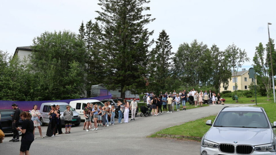 Se torsdagens gatabilder herKØ. Noen minutter før åpning var mange på plass i køen.