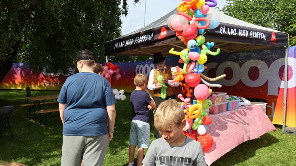 Se torsdagens gatabilder herBALLONGDYR. Det var en lang kø for å få ballongdyr hos ballongmannen.