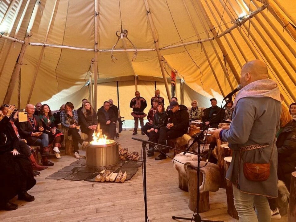 FOLK. På åpningen hadde de musikalsk innslag av Kalle Urheim. - Kalle representerer den lulesamiske befolkningen, som sammen med det pitesamiske er mest fremtredende, her i området, forklarer Oskal. FOLK. På åpningen hadde de musikalsk innslag av Kalle Urheim. - Kalle representerer den lulesamiske befolkningen, som sammen med det pitesamiske er mest fremtredende, her i området, forklarer Oskal. Foto: Susanne Forsland/Nordland fylkeskommune