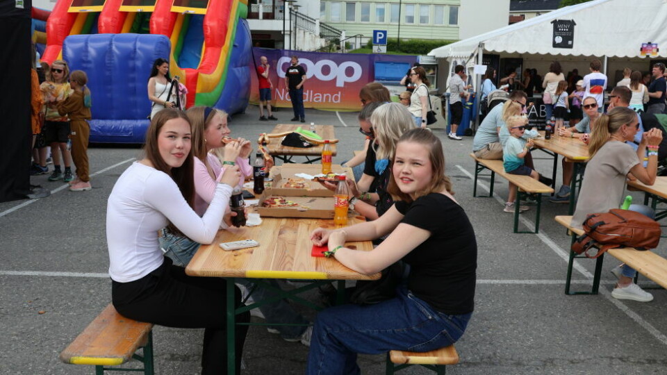 Se torsdagens gatabilder herPIZZAPAUSE. Sofia Pedersen og Elena Svemo Stokland koste seg med pizza i sola.