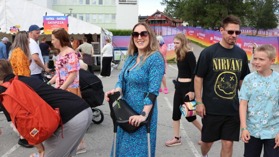 Se torsdagens gatabilder herKRYKKER INGEN HINDRING. Marianne Tverrå så ikke mørkt å delta på festival med krykker.