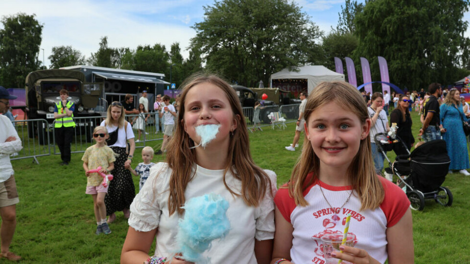 Se torsdagens gatabilder herKOSELIG. Amanda J. Johansen (11) og Sigrid Hunstad (10) koste seg i finværet med sukkerspinn. Sigrid så fram til muskikken framme på scenen.