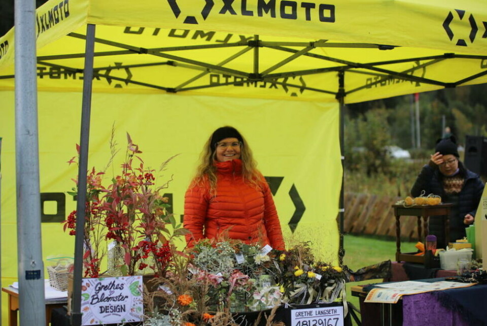 DEKORATIVT. Grethe Langseth solgte lekre blomsteroppsatser under gjenbruksmessa. DEKORATIVT. Grethe Langseth solgte lekre blomsteroppsatser under gjenbruksmessa.