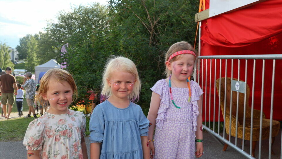 Se torsdagens gatabilder herMali Korneliussen (3), Elli Korneliussen (4) og Emilie Røsdal (4) poserte etter å ha vært innom Krølle sin pyntestand.