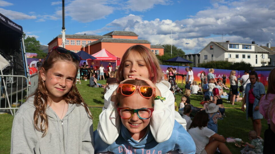 Se torsdagens gatabilder herTOPP STEMNING. Tiril Oseng (10), Thea Tønder Thorstensen (11) og Mathilde Setså (11) tok seg tid til en liten bildeseanse.
