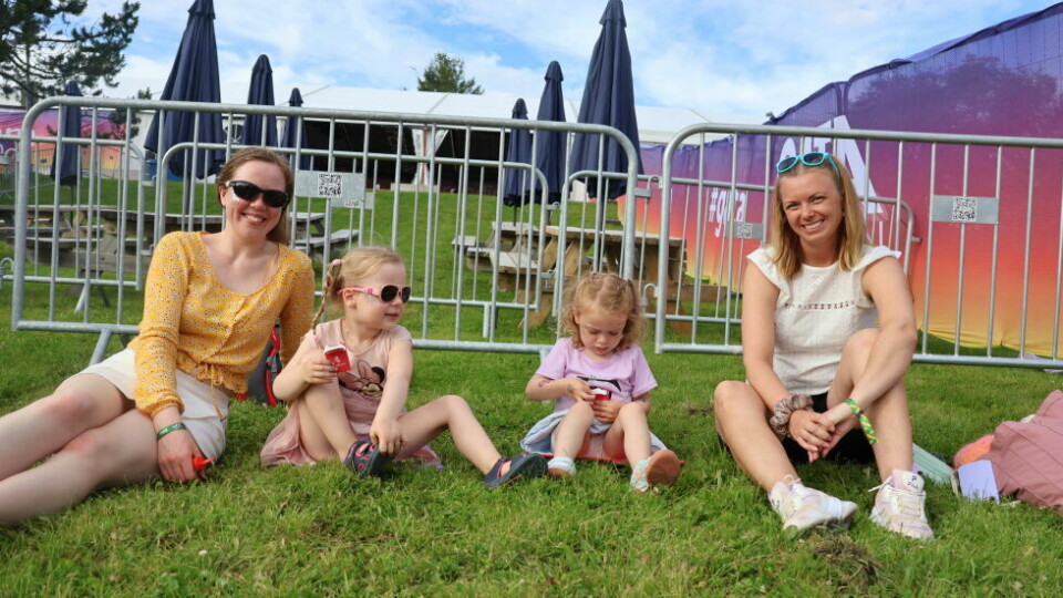 Se torsdagens gatabilder herDROPS OG SÅPEBOBLER. Dagen ga denne gjengen mange høydepunkt. Charlotte Lund, Isabell Lund (4), Emma Waaler (Snart 4) og Merete Hasselbergsen.