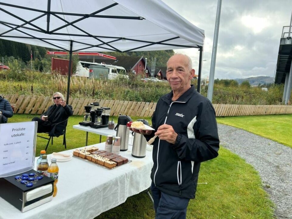 GRATIS KAKE. Lad Opp hadde med gratis marsipankake i anledning den offisielle åpningen av den nye ladestasjonen. GRATIS KAKE. Lad Opp hadde med gratis marsipankake i anledning den offisielle åpningen av den nye ladestasjonen.