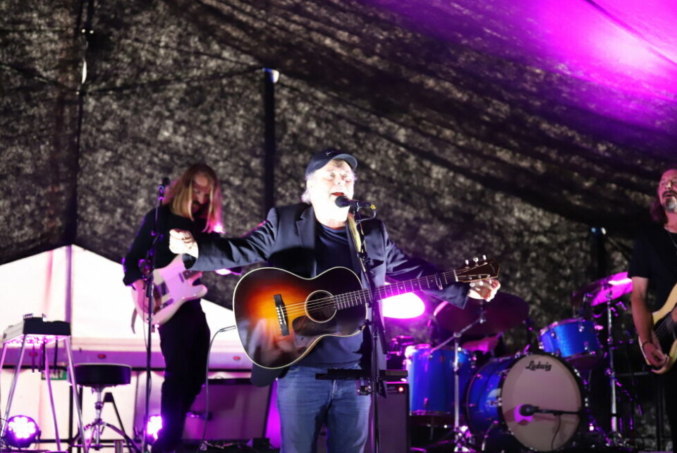 KVITE KVITNES. Henning Kvitnes fant sitt publikum i teltet på Fauske. KVITE KVITNES. Henning Kvitnes fant sitt publikum i teltet på Fauske. Foto: Lise Berntzen