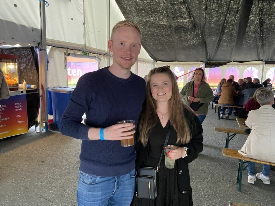 SPENTE. Terje Hultmann (32) og Julie Busch (31), begge fra Fauske, syntes stemningen var god før konserten i teltet. SPENTE. Terje Hultmann (32) og Julie Busch (31), begge fra Fauske, syntes stemningen var god før konserten i teltet. Foto: Tor Arne Ødegaard Hanssen